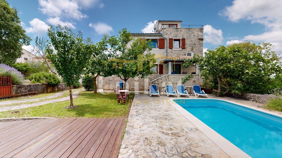 Casa in pietra ristrutturata con piscina